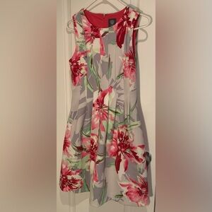 Vince Camuto Pleated Floral Dress in White, Gray, & Pink Size 6 Party